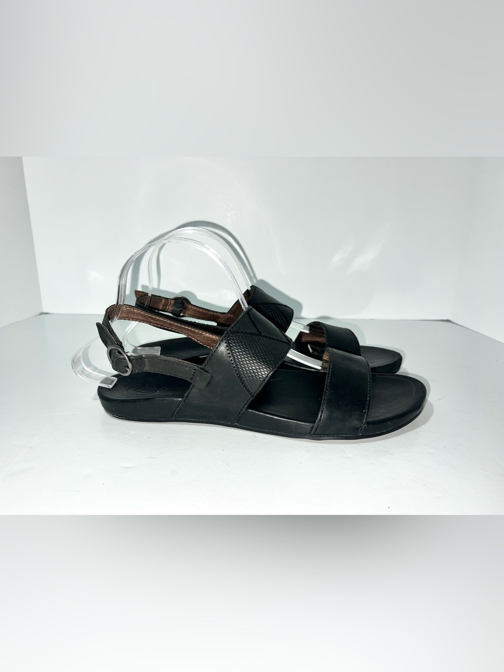 OluKai Hi'ona Pa'i Black Leather Ankle Strap Sandals Women Size 10 (EUR 40)